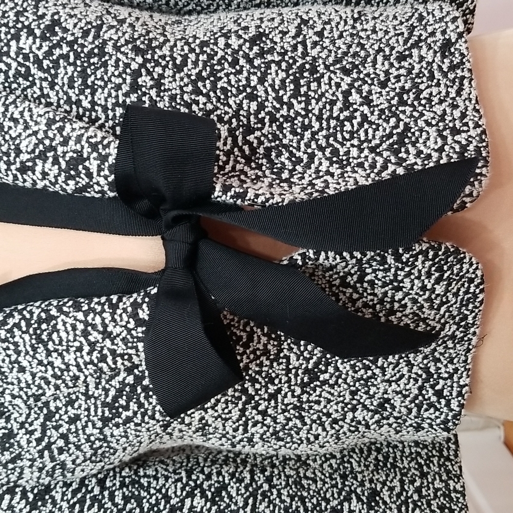 SOLD Ann Taylor Black/whited Textured Cropped blazer, 4 Petite - Picture 4 of 12